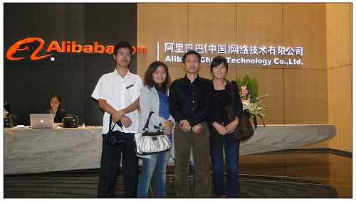 集裝箱活動房公（gōng）司前往阿裏總部的人員（yuán）：左起車德順、孫海霞、俞總、徐月