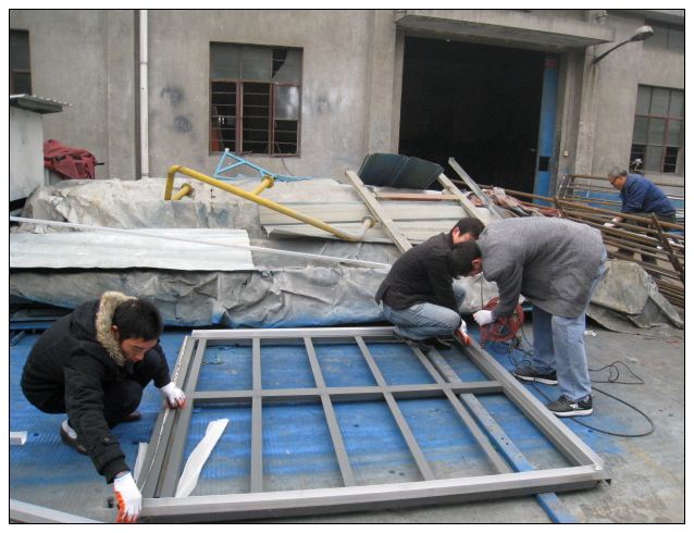 談判組成員（yuán）幫忙加工活動房材料（liào）