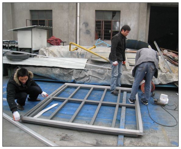 談判（pàn）組（zǔ）成員幫忙加工活動房材料