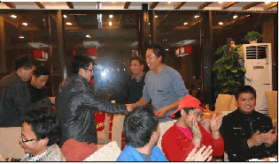 鋼結構公司朱副總為優秀員工發紅包