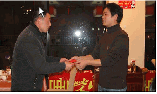 彩鋼板公司經營部經理為新（xīn）進員工（gōng）發紅包，以示鼓勵