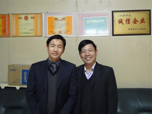 泉龍機械董（dǒng）事長陸秀平親（qīn）自帶我司俞（yú）總（zǒng）及馬（mǎ）主任參觀機械（xiè）設備