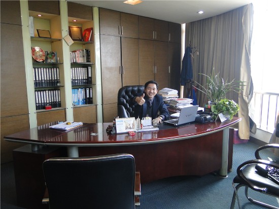 拍攝彩鋼板公司董事長俞方偉辦公室