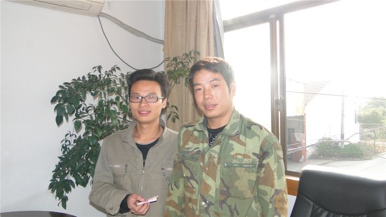 活動房公司（sī）車（chē）間主任劉厚偉（左）和車間員工老（lǎo）張