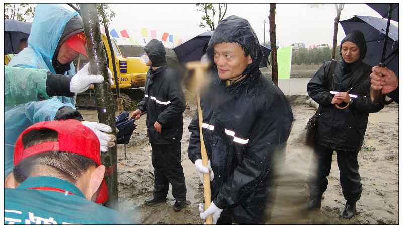 彩鋼瓦公司相（xiàng）聚杭州 與馬雲一起植樹