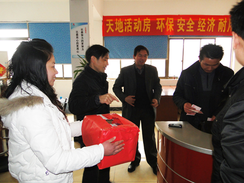 活動房公（gōng）司齊心為青海震區捐錢及（jí）活動房