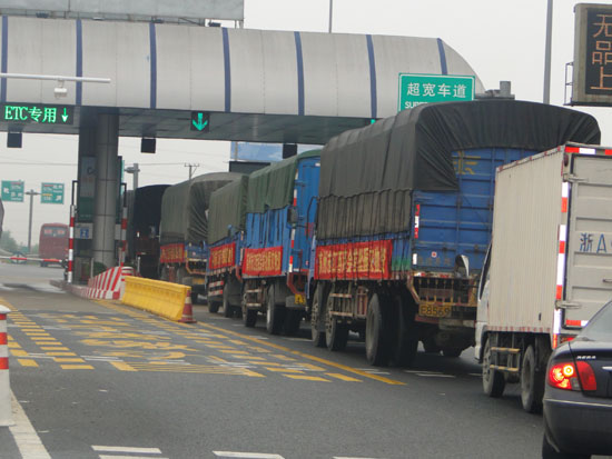 活動房公司車輛踏上前往江西災區前線的路（lù）程