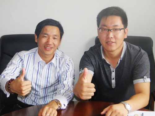 活動房公司俞總與阿裏巴巴出口部的李海峰、冷巍在交談