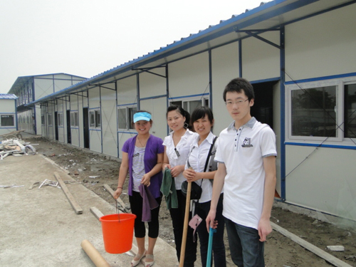 活動房屋公司（sī）網絡團隊現身工地 學習慰問兩不誤