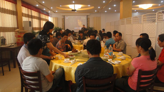 聚餐慶賀出口日本集裝箱房屋圓滿交貨