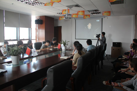 集裝（zhuāng）箱（xiāng）活動房公司網絡部家人觀看（kàn）梁凱恩（ēn）老（lǎo）師演講視頻