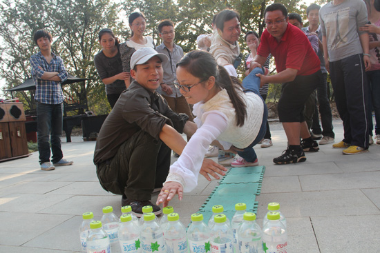 集裝箱活動房公司的成員在團隊幫助下完成指定任（rèn）務