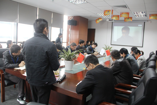 集裝箱房屋（wū）公司的大家正在認真觀看領導人承諾書視頻