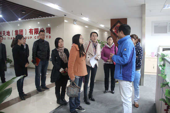 蘇州集裝（zhuāng）箱活動房公司研發部主任王剛帶領商友們參觀天（tiān）地彩鋼網絡部（bù）
