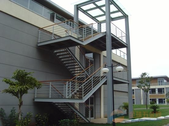 佇（zhù）立在陽光下的鋼結構平台