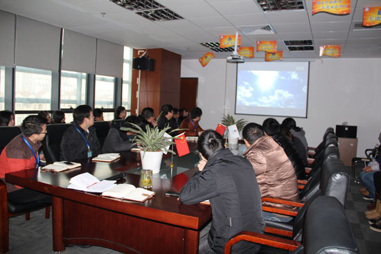 早會上，家人們欣賞“草莓视频IOS下载十（shí）一核（hé）”視頻