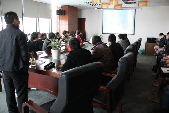 晨會上家人們觀看（kàn）王副總理訪美演講視頻