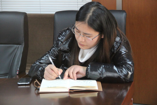 集裝箱房屋公司的推廣組（zǔ）組員正在認真記筆記