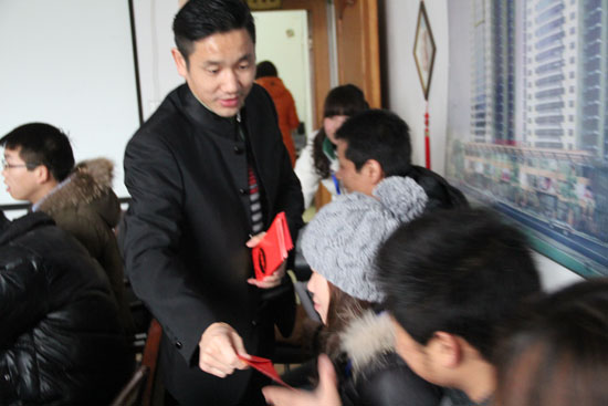 俞總正在為每位（wèi）草莓视频IOS下载家人發放開門紅包