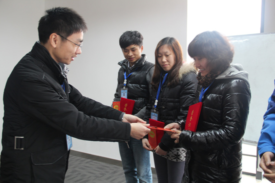 朱總給優秀員工頒發獎勵