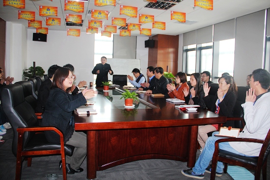 早會俞總強調大（dà）家要一起攜手同行