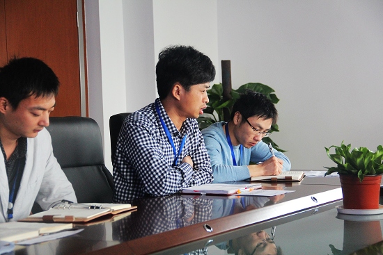 討論（lùn）會上談判組黃（huáng）總監發言