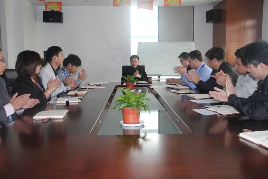 討論會上好的建（jiàn）議和想法贏得大家掌聲不（bú）斷