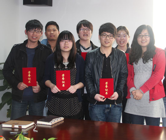 五位學生和他們的團（tuán）隊指導老師合影