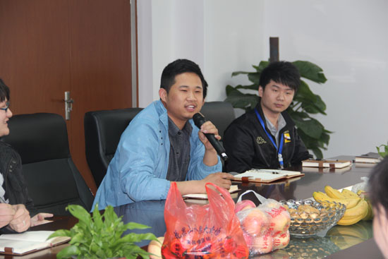 歡送（sòng）會上王剛老師表揚和肯定五位優秀的學生