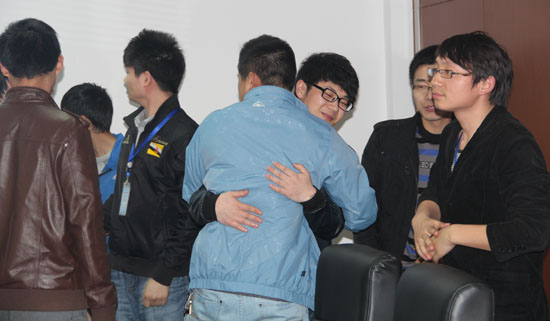 離別時深（shēn）情擁抱盡顯團隊溫（wēn）馨