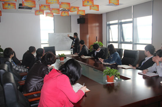 薛副總在給網絡部講解（jiě）產品知識（shí）