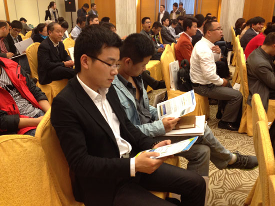 網絡部王剛和鄭書傑在會議現場認真聽嘉賓（bīn）的分享