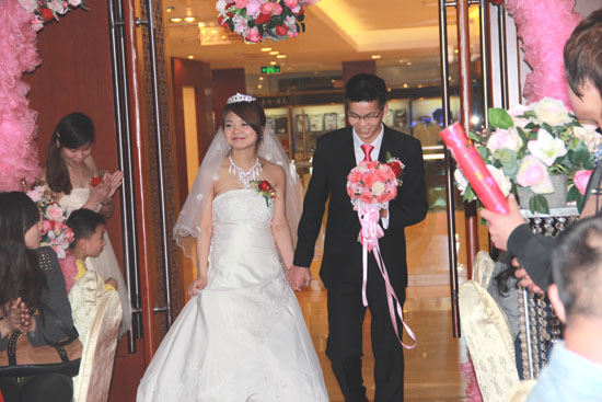 新郎易副總與妻子攜手邁（mài）進幸福殿（diàn）堂