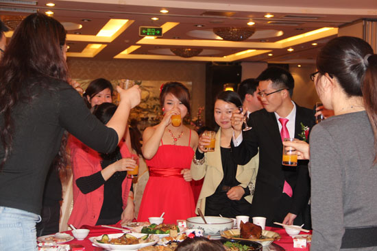 酒杯舉起，幸福滿滿