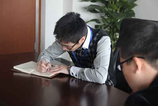 早會上朱總認真聆聽並記錄各部門匯報的工作情況