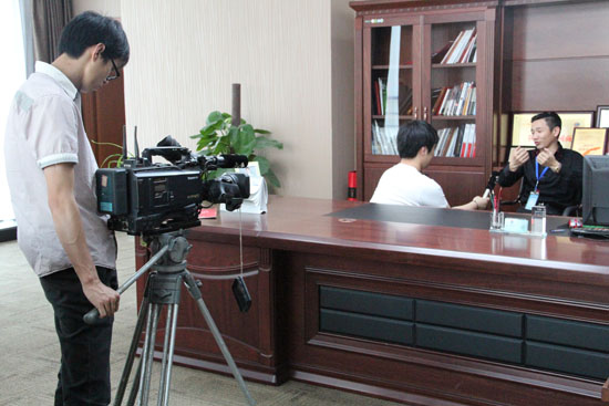 江蘇城市（shì）頻（pín）道記者在采訪俞總