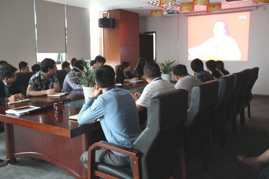 早會上，大家一起看學習資料