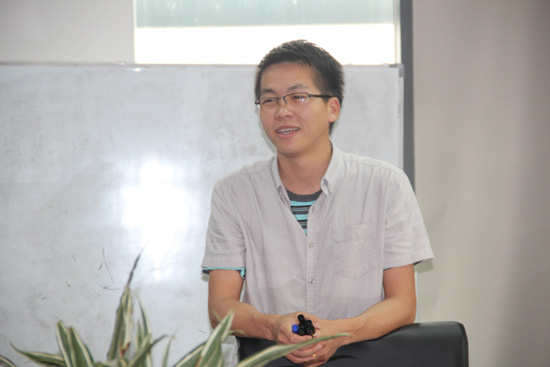 易副總在（zài）給員（yuán）工做培訓