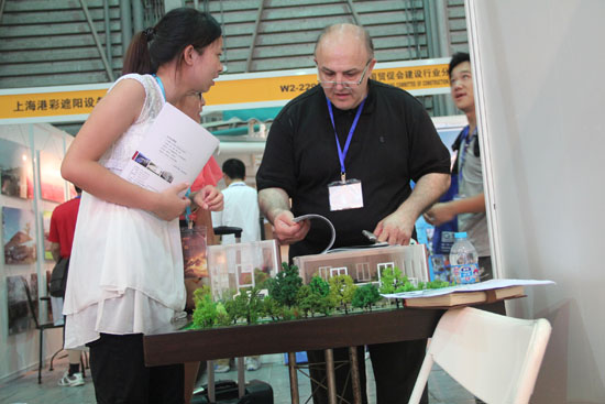 外國的（de）朋友對我（wǒ）們（men）的產品表示了極大的興趣