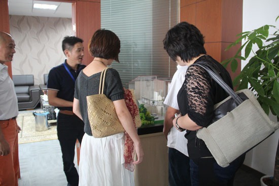 俞總（zǒng）帶領大家參觀輕鋼別墅模型