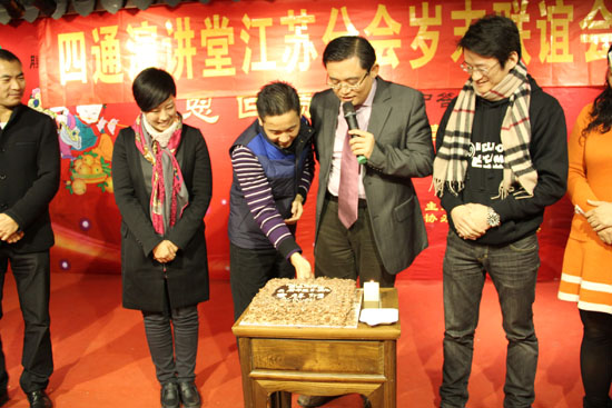 江（jiāng）蘇分會會長俞方偉切開蛋糕，慶祝四通演講堂兩歲生日