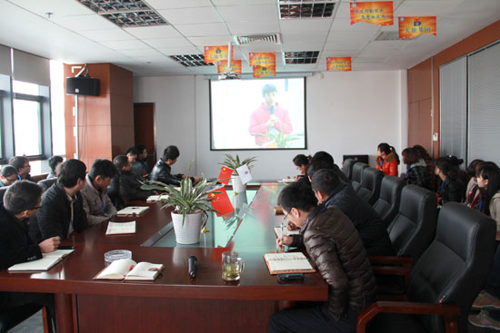 集裝箱活（huó）動房公司的家人們觀看《2013，我們（men）的承諾》視頻