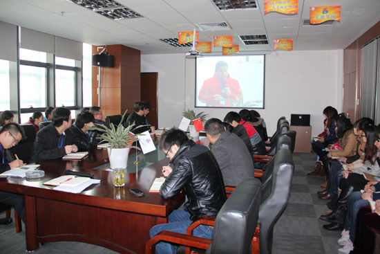 鋼結（jié）構平台公司家人正在觀看視頻