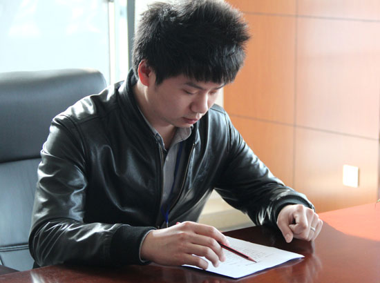 集裝箱房屋公司的蘇總監在批改試卷