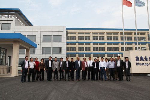 集裝箱活動房公（gōng）司董事長與會人員合影