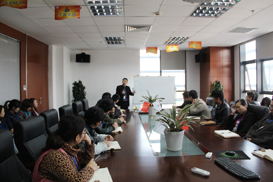 集裝（zhuāng）箱活動房（fáng）公司（sī）的家人（rén）們正（zhèng）在認真聆聽