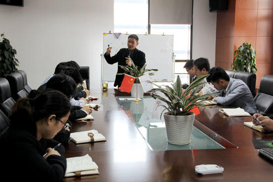 晨會上集裝箱房屋公司的俞總宣布公司組織架構的調整決定（dìng）