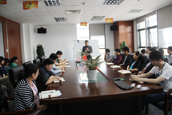 集裝箱房屋公司的家人們（men）在（zài）認真思索