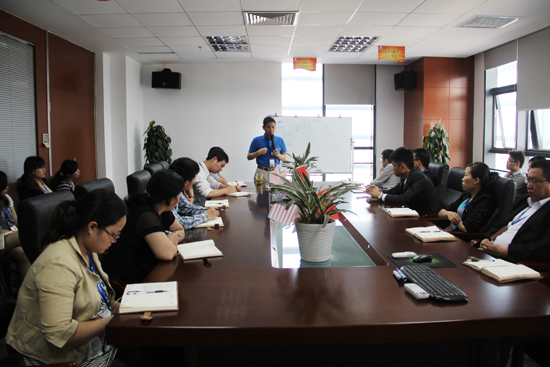 集（jí）裝箱房屋公司的家人們正在認真思考