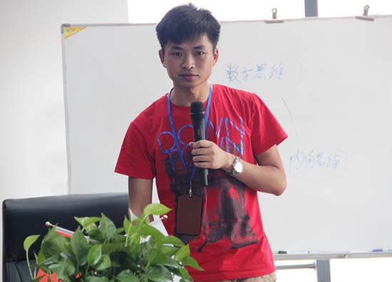 黃總監正在講述何為三大思維